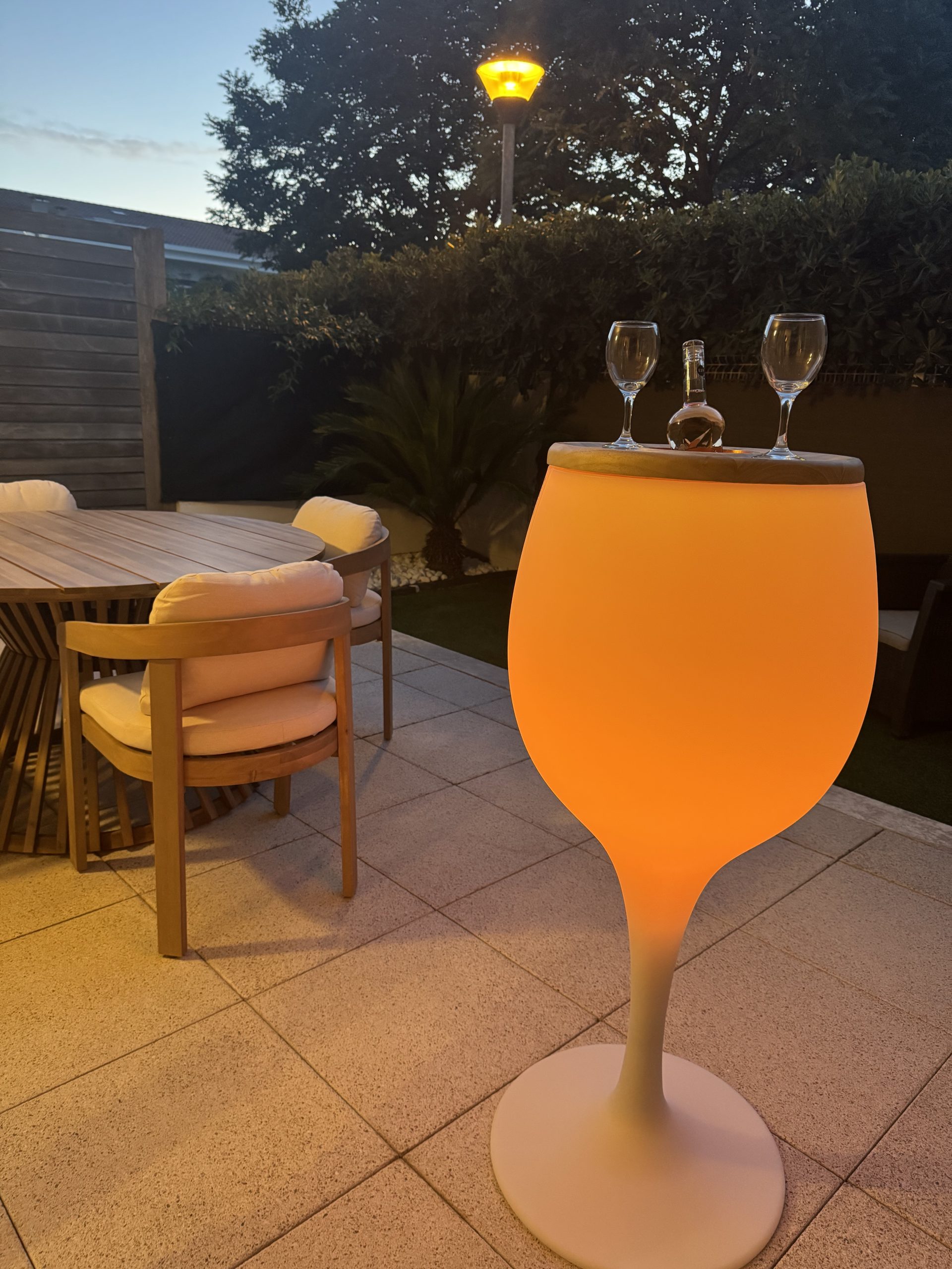 Table haute sur la terrasse